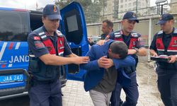 Eşini porselen bardakla başına vurarak öldürdü
