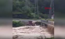 Artvin sağanak etkili oldu; dere taştı, köprü yıkıldı