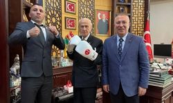 Bahçeli, boks eldiveniyle poz verdi