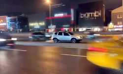 Otomobille giderken kavşağı kaçırdı, metrelerce ters yönde geri sürdü; o onlar kamerada