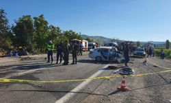 İki otomobil kafa kafaya çarpıştı; 3 ölü, 2 yaralı