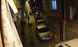Kardeşinin ölümünden sorumlu tuttuğu akrabası tarafından silahla vuruldu, yerde tekmelendi; o anlar kamerada