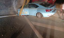 İstanbul'da taksinin üzerine hafriyat kamyonu devrildi