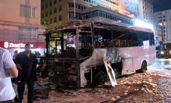 Şişli’de turistleri taşıyan tur otobüsü yandı; alevler 3 otomobile sıçradı