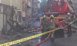 Üsküdar’da 2 katlı binanın çatısında çıkan yangın bitişikteki binaya sıçradı