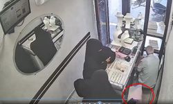 Üç kadın, kuyumcunun dikkatini dağıtıp 2,5 kilo altın çaldı