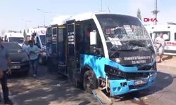 Minibüs durakta bekleyen halk otobüsüne arkadan çarptı; yaralılar var