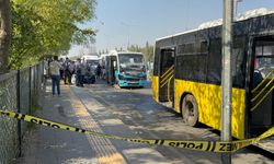 Minibüs, duraktaki otobüse çarptı: 15 yaralı