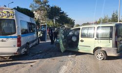 Manisa'da servis minibüsü ile hafif ticari aracın çarpıştığı kazada 8'i öğrenci 9 kişi yaralandı