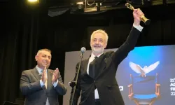 Altın Koza ödülü alan Mehmet Aslantuğ ödülünü Zeydan Karalar'a adadı