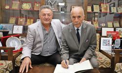 ‘Bir Zamanlar Ankara’, Dr. Metin Özaslan’a takdim edildi