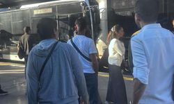 Kadıköy'de iki metrobüs çarpıştı