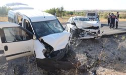 Nevşehir'de otomobil ile hafif ticari araç çarpıştı: 14 yaralı