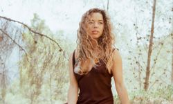 Nilüfer Yanya kimdir?