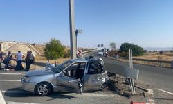 Kırıkkale'de bariyerlere çarpan otomobilde 1 kişi öldü 4 kişi yaralandı