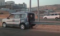 Otomobil ile çarpışan hafif ticari araç, bariyerlere saplandı; 1 yaralı