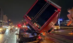 Otomobille çarpışan kamyonet bariyerlere çıktı: 3 yaralı