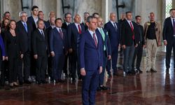 CHP Genel Başkanı Özel, yeni PM ve YDK üyeleriyle Anıtkabir'i ziyaret etti