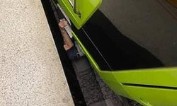 Peronda öğrencilerin şakalaşırken raylara düşürdüğü yolcu, ölümden döndü