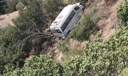 Servis minibüsü, uçuruma yuvarlandı: 4'ü öğrenci, 5 yaralı