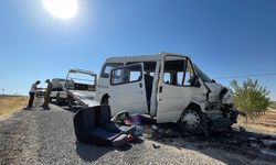 Şanlıurfa'da işçi minibüsü ile otomobilin çarpıştığı kazada 15 kişi yaralandı