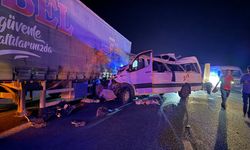 Tarım işçilerini taşıyan minibüs TIR'a çarptı; 3 ölü, 16 yaralı