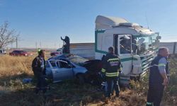TIR, otomobile çarptı; 1’i ağır 2 yaralı