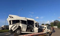 TIR, trafik ışıklarında bekleyen minibüse çarptı: 15 yaralı
