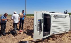 Takla atan hafif ticari aracın sürücüsü ile 4 yavru kediyi ekipler kurtardı