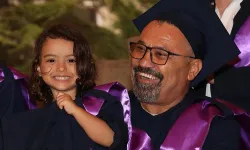 Hacettepe'nin 48 yıllık öğrencisi artık mezun: Diplomasını torunuyla birlikte aldı