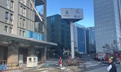 Şişli'de inşaat alanındaki vinç öğrenci yurduna devrildi