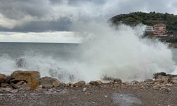 Amasra'da kuvvetli rüzgar; dalga boyu 4 metreye ulaştı