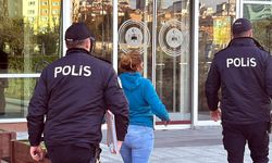 Bir anne bebeğini bankta oturan kişiye bırakıp kaçtı!