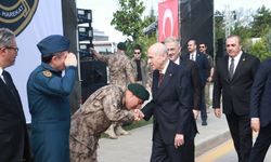 Bahçeli’nin elini öpen polis amiri ve yardımcısından suç duyurusu