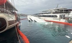 Bodrum’da iskeleye demirli lüks yat su alarak battı