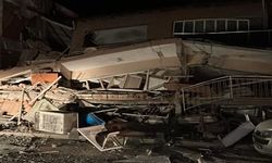 Balıkesir Sındırgı’da bir bina yıkıldı