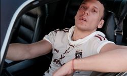 Ünlü şarkıcı Edis kötü haberi duyurdu! Konser esnasında belini açıp herkese gösterdi