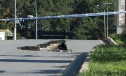 Ümraniye'de istinat duvarı yıkıldı; yol çöktü!