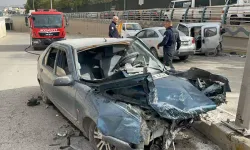 Karşı yöne geçen otomobil, iki araçla çarpıştı: 1’i ağır ,5 yaralı