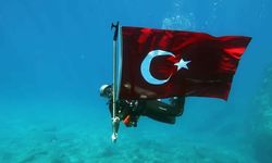 Fethiye’de su altında Cumhuriyet kutlaması