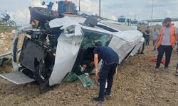 Hava yolu firmasının personelini taşıyan minibüs devrildi: 1'i ağır 5 yaralı