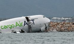 Hong Kong'da kargo uçağı pistten çıkarak denize düştü: 2 ölü