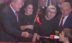 Hulusi Akar, küçük çocuğa kılıçla pasta yedirdi