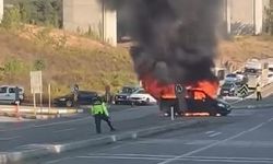 Pendik'te iki aracın karıştığı kazada otomobil ve minibüs alev alev yandı
