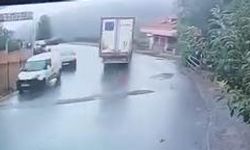 Seyir halindeki TIR devrildi, çocuk parkında faciadan dönüldü