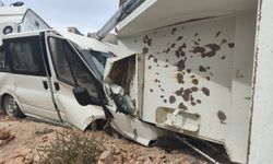 Kum yüklü kamyon minibüsün üzerine devrildi