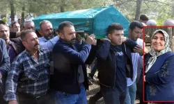 Babasının öldürdüğü annesinin tabutunu omuzlarında taşıdı