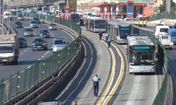 Küçükçekmece'de 2 metrobüsün çarpıştığı kazada 1 yolcu yaralandı