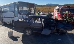 Tarım işçilerini taşıyan midibüs ile otomobil çarpıştı: 3 ölü, 12 yaralı