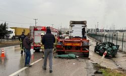 Park halindeki TIR ile elektrik panosuna çarpan otomobilin sürücüsü ağır yaralandı